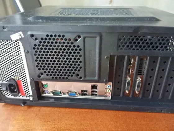 Внутренности компьютера с материнской платой и видеокартой