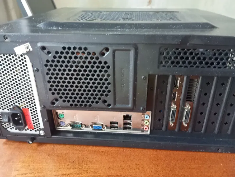 Задняя панель компьютера с портами подключения и вентиляцией