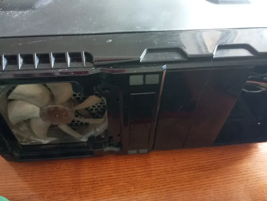 Боковая панель компьютера с вентилятором