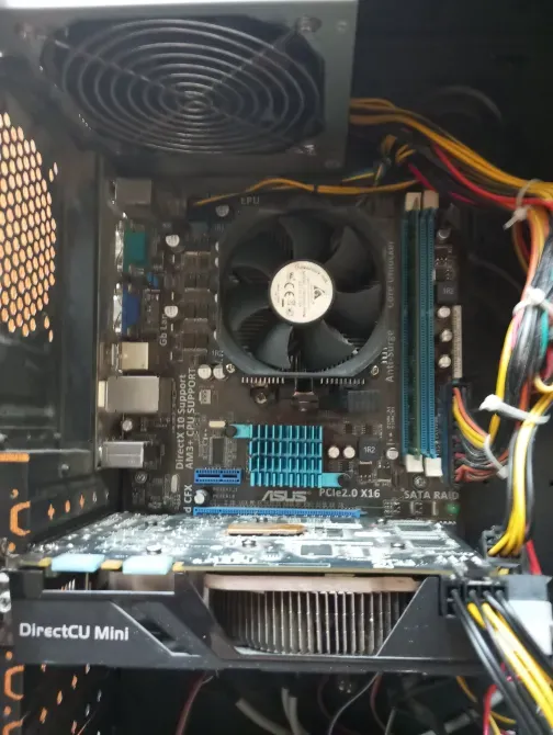 Внутренности компьютера с материнской платой и видеокартой