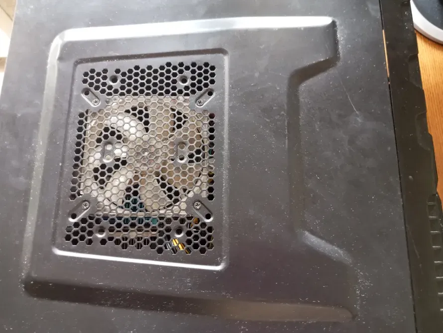 Верхняя панель компьютера с вентиляционным отверстием