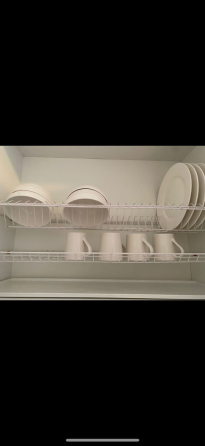 Комната с оранжевой кроватью и светлыми стенами, оформленная в современном стиле с большим окном