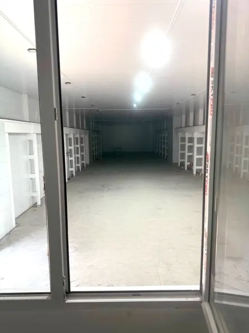 Ұзын бөлмеге терезеден көрініс