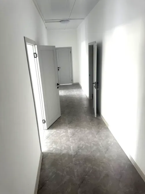 Есік пен плитка едені бар дәліз