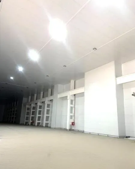 Ақ қабырғалары мен едені жарықтандырылған кеңістік