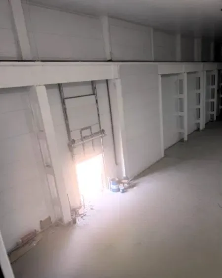 Бос орын, баспалдағы мен жарық терезесі бар