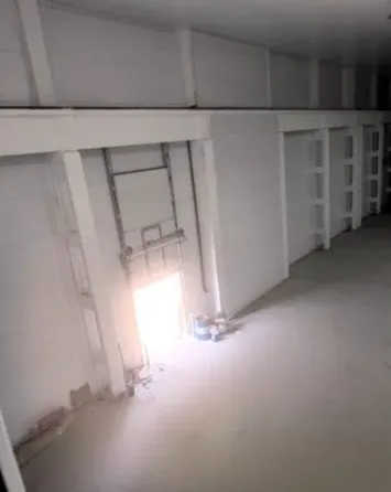 Пустое помещение с лестницей и ярким светом