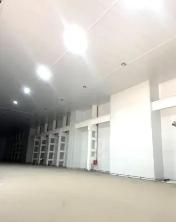 Пустое помещение с лестницей и ярким светом