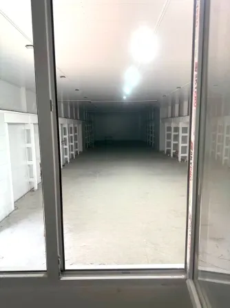 Пустое помещение с лестницей и ярким светом