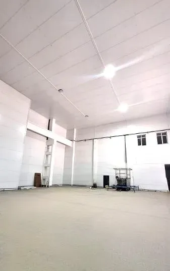 Биік ақ қабырғасы және терезелері бар кең бөлме