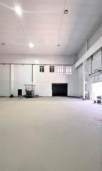 Ашық есіктері мен жабдықтарымен жарық бөлме