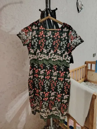 Платье с цветочным принтом и коротким рукавом