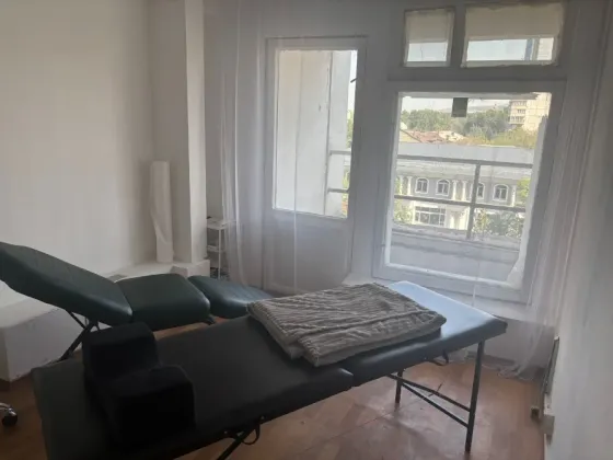 Современный кабинет с окнами, вышиванием и мебелью