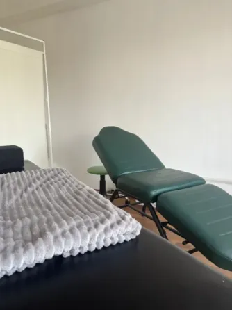 Современный кабинет с окнами, вышиванием и мебелью