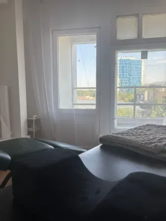 Современный кабинет с окнами, вышиванием и мебелью