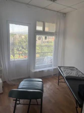 Современный кабинет с окнами, вышиванием и мебелью