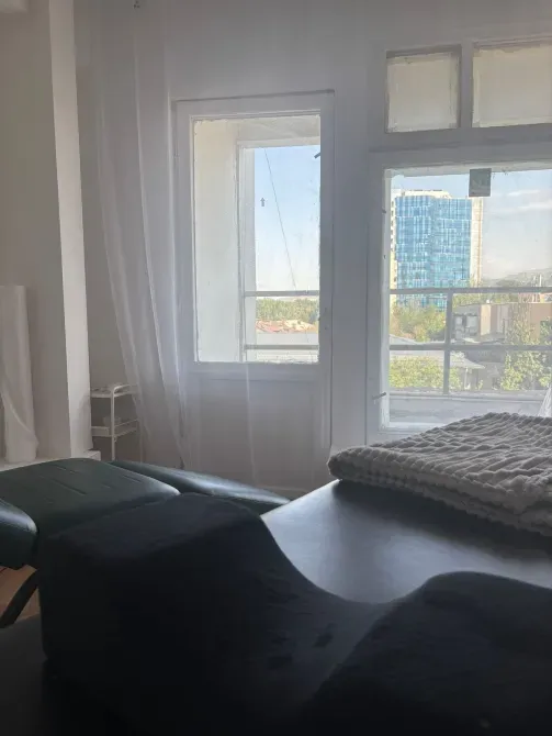 Современный кабинет с окнами, вышиванием и мебелью