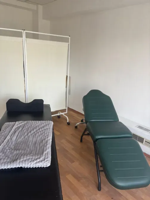 Интерьер массажного кабинета с ширмой и столом