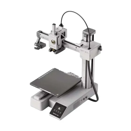 3D-принтер с подвижной печатающей головкой и плоской платформой для создания трехмерных объектов