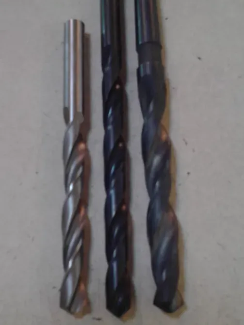 Набор сверл различной формы и размера, используемых для сверления отверстий в различных материалах