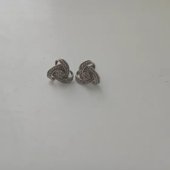Серебряные серьги в виде переплетённых узоров с блестящими вставками