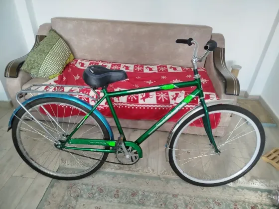 велосипед с прямыми линиями и зеленой рамой