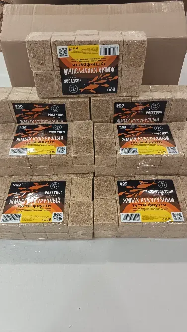 Ағаштан жасалған отын брикеттері, таңбаланған қаптама, үстелде орналасқан