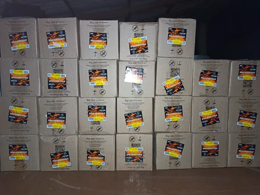 Отын брикеттері бар қораптар, складта бірнеше қатарға орналастырылған