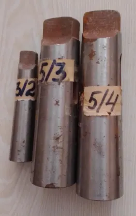 Металлические цилиндры разного размера с обозначениями на наклейках