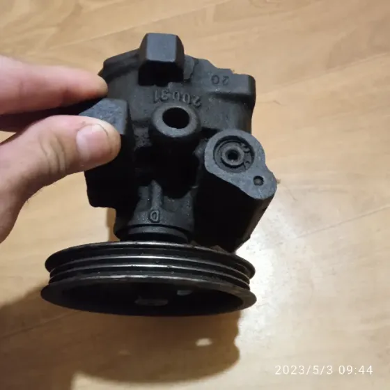 Насос или насосная станция с крыльчаткой на деревянном полу