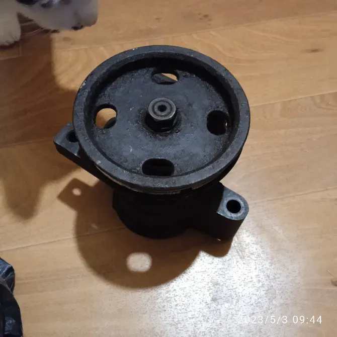 Насос или насосная станция с крыльчаткой на деревянном полу