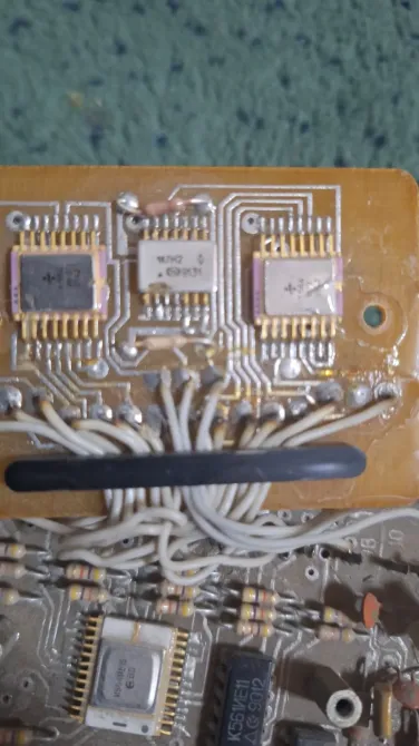 Увеличенный вид печатной платы с интегральными схемами и проводами