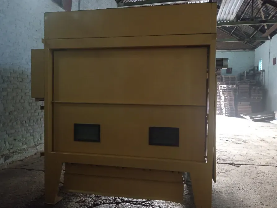 Генератор вид сзади, в складском помещении с открытыми стеллажами