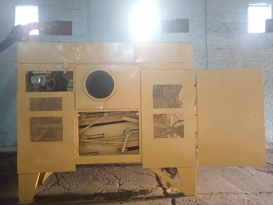 Желтый генератор, размещенный в помещении с кирпичными стенами