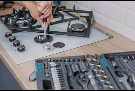 Домашняя кухня с мужчиной, который включает газовую плиту, и женщиной в красном платье, наблюдающей за ним