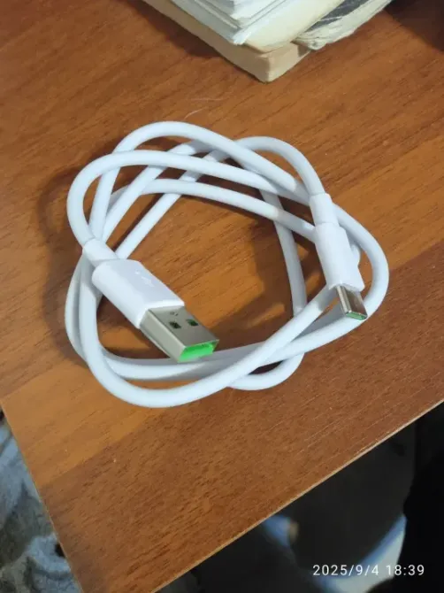 USB-кабель с белой изоляцией и разъемом USB