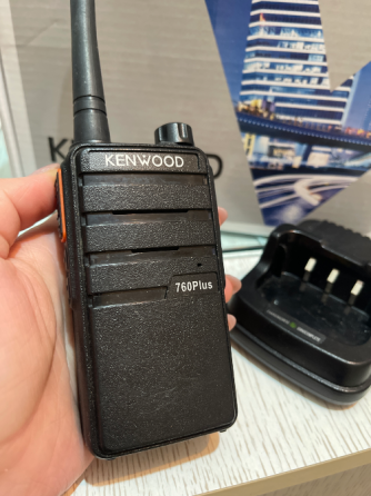 Kenwood радиопередатқышы антеннамен және зарядтау станциясымен