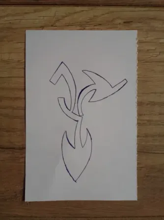 Эскиз, на котором изображены абстрактные формы в виде стрел, соединенных между собой и образующих симметричный узор