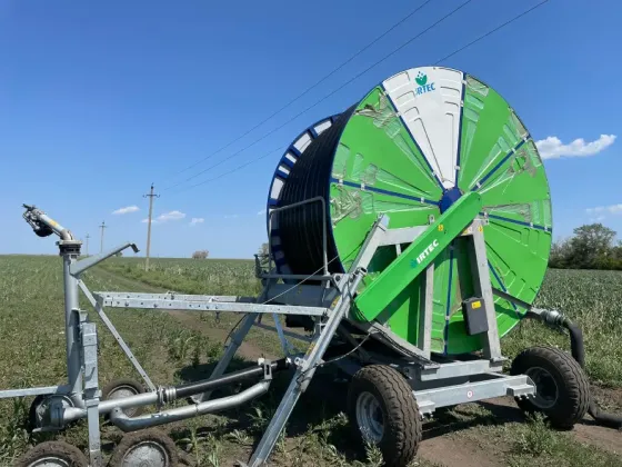 Шаруа жерінде шөп жинау машина мен трактордың көмегімен