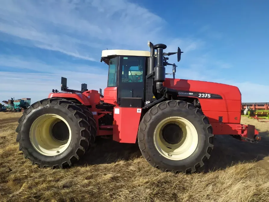 Трактор на фоне сельскохозяйственных механизмов