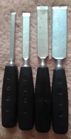 Набор стамесок с черными резиновыми ручками, металлическими лезвиями, расположенными в ряд