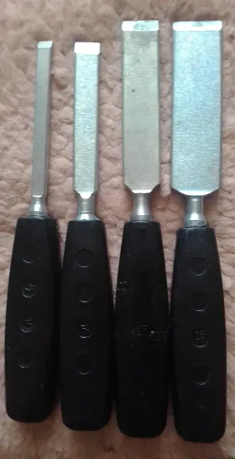 Набор стамесок с черными резиновыми ручками, металлическими лезвиями, расположенными в ряд