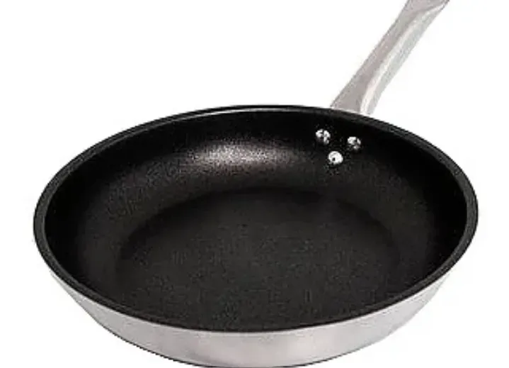 Чаша с антипригарным покрытием и металлической ручкой