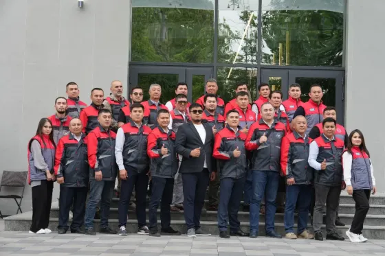 Рабочие на строительной площадке в зимней одежде с касками