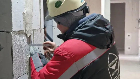 Рабочие на строительной площадке в зимней одежде с касками