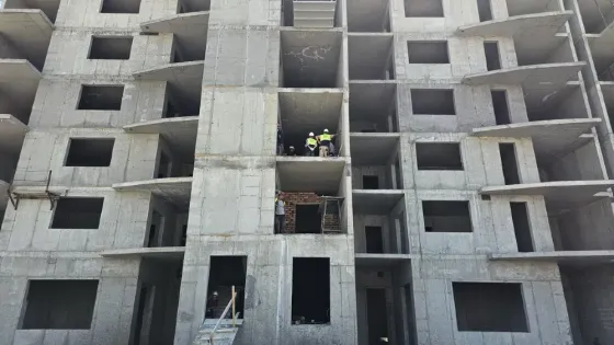 Планировка здания на планшете с чертежами