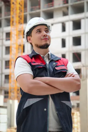 Команда сотрудников на собрании за столом с компьютерами и экраном для видеосвязи