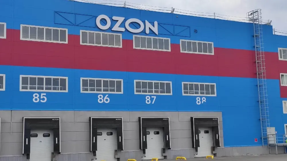 Ozon қоймасының фасады, жүк қақпалары бар