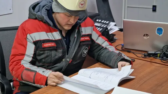 Рабочий кладет стеновые блоки на строительном объекте