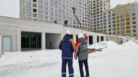 Рабочие на строительной площадке обсуждают проект